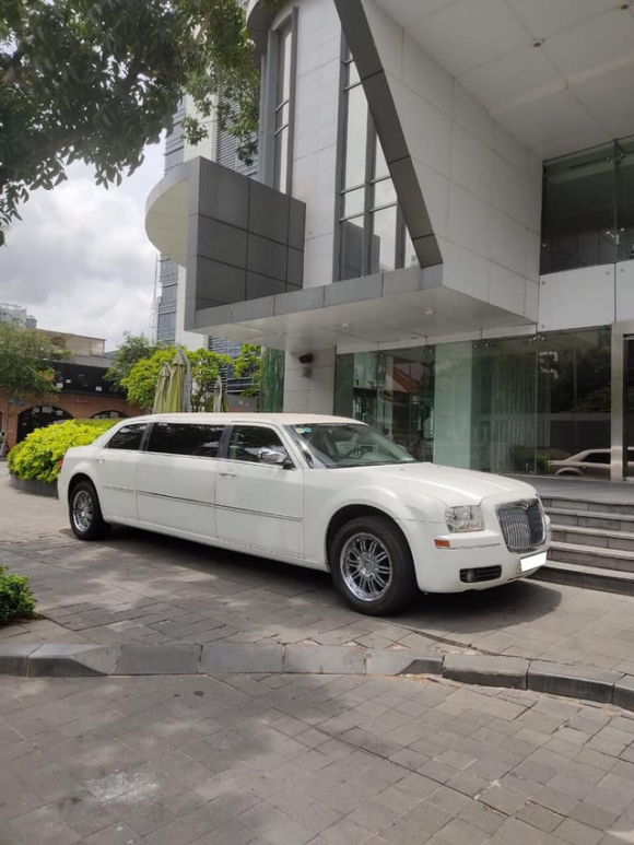 Bán limousine dài 6,4 mét siêu hiếm giá 3,2 tỷ, đại gia chia sẻ: Cả Việt Nam có 2 chiếc, nội thất hơn hẳn Mercedes-Maybach - Ảnh 1.