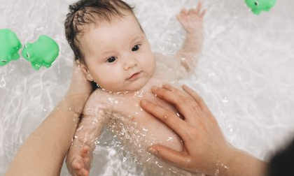 4 lỗi sai khi tắm cho trẻ vào mùa hè khiến con dễ ốm