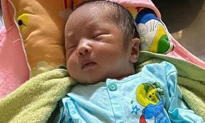 Xót xa bé trai bị bỏ rơi trước cổng trung tâm bảo trợ xã hội lúc rạng sáng, tờ lịch ghi ngày sinh bên cạnh