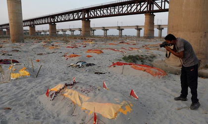 Ấn Độ: Mưa lớn quét sạch cát bề mặt, bờ sông Hằng lộ ra hàng loạt thi thể đang phân hủy