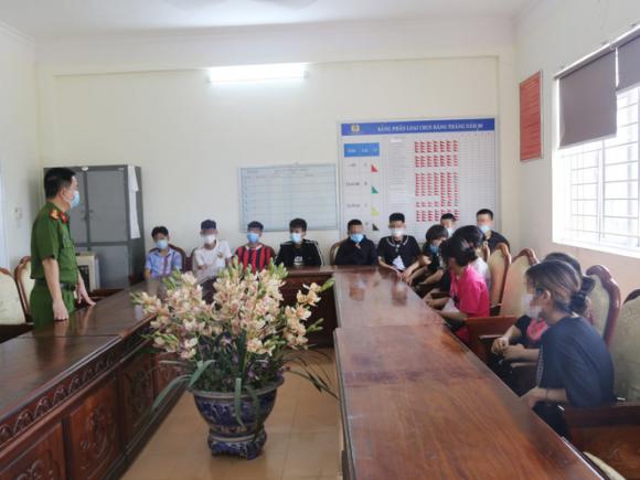 30 nam nữ học sinh tụ tập nhau đua xe, bốc đầu giữa mùa dịch Covid-19 rồi khoe lên mạng xã hội - Ảnh 1.