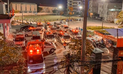 Bắc Giang: Khoảng 16 xe cứu thương vội vã đưa 3.000 công nhân đi cách ly trong đêm, nhiều mẫu test nhanh dương tính SARS-CoV-2