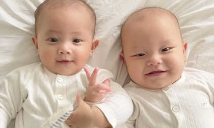 Cặp song sinh Lisa - Leon nhà Hà Hồ 'tình thương mến thương' quấn quýt nhau