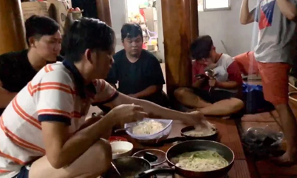 Xôn xao khoảnh khắc NS Hoài Linh ăn uống cùng bạn bè vào đúng ngày mổ tuyến giáp