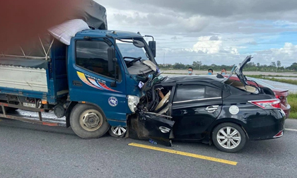 Hưng Yên: Xe ô tô 5 chỗ đối đầu xe tải khiến 3 người tử vong