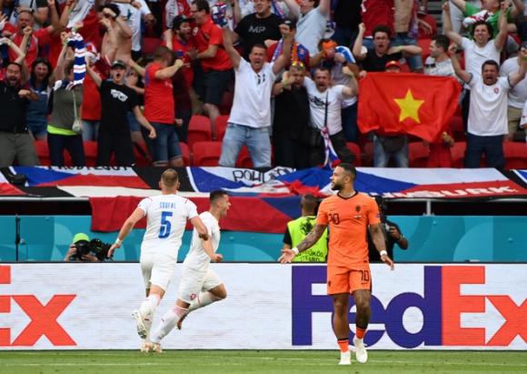 Dính tấm thẻ đỏ tai hại, Hà Lan bị đá văng khỏi Euro theo kịch bản đầy đau đớn - Ảnh 3.