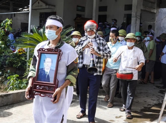 Vụ thảm án ở Thái Bình: Đám tang vội của 3 nạn nhân khiến nhiều người xót xa - Ảnh 7.