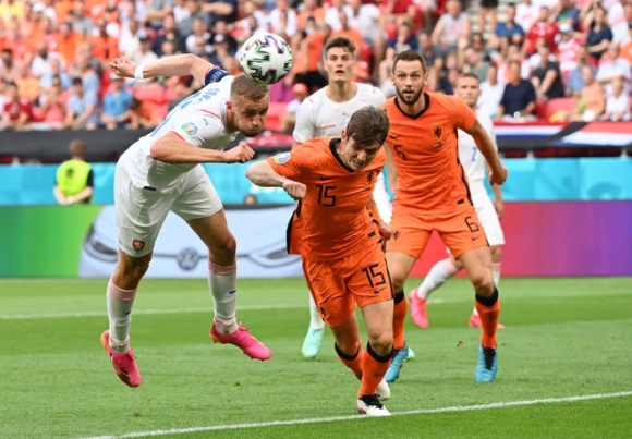 Dính tấm thẻ đỏ tai hại, Hà Lan bị đá văng khỏi Euro theo kịch bản đầy đau đớn - Ảnh 1.