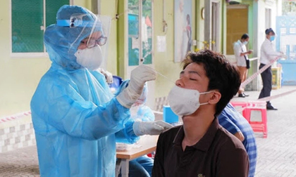 Một đồng nghiệp dương tính, 81 người bắt xe đi xét nghiệm, phát hiện thêm 20 trường hợp mắc Covid-19