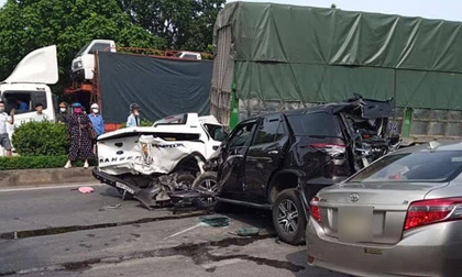 Thanh Hóa: 10 xe ô tô tông liên hoàn, 1 người chết, 5 người khác nhập viện cấp cứu