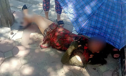 Hà Nội: Áo chống nắng bị cuốn vào bánh xe, người phụ nữ gãy gập cổ chân, nằm đau đớn giữa đường phố