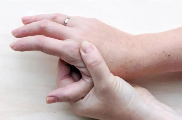 Bàn tay xuất hiện 4 dấu hiệu này: BS lắc đầu “bệnh nan y gõ cửa” rút ngắn tuổi thọ