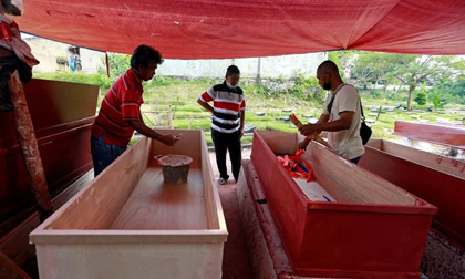 COVID-19 ‘càn quét’ Indonesia: Liên tiếp ghi nhận số ca tử vong kỷ lục, nhu cầu quan tài tăng gấp ba