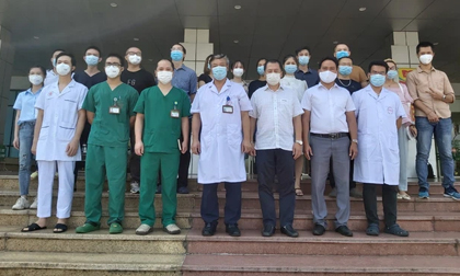 30 y bác sĩ Bệnh viện Bệnh Nhiệt đới Trung ương chi viện TP.HCM chống dịch