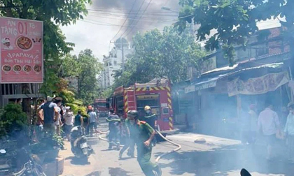 TP.HCM: Nhà vắng chủ bốc cháy dữ dội, lan sang 2 căn nhà liền kề