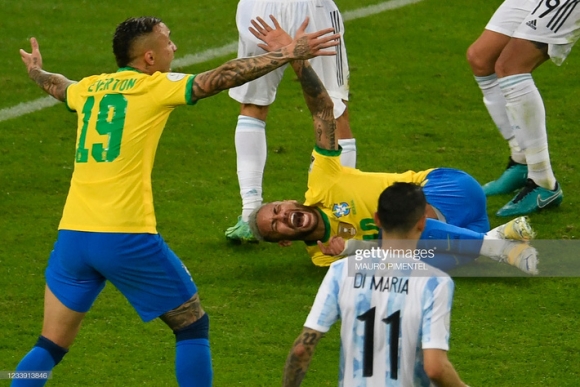 Neymar gây tranh cãi lớn khi vừa khóc nức nở vì thua trận xong đã vui vẻ cười đùa với Messi - Ảnh 1.
