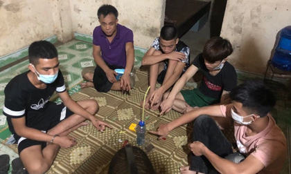 Giữa dịch COVID-19, 6 thanh niên ngồi 'bàn tròn' sử dụng ma tuý tại Bắc Giang