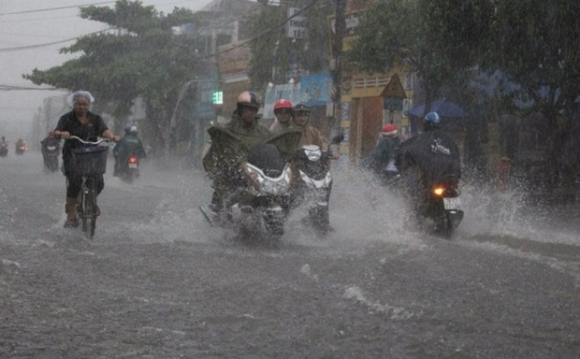 Áp thấp nhiệt đới áp sát Quảng Ninh, Hà Nội có mưa to, đề phòng lốc, sét và gió giật mạnh
