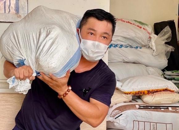 Lý Hùng tuổi U60 vẫn tự mình vác bao gạo hỗ trợ từ thiện chống dịch