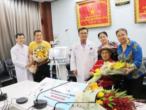 Lý Hùng tuổi U60 vẫn tự mình vác bao gạo hỗ trợ từ thiện chống dịch