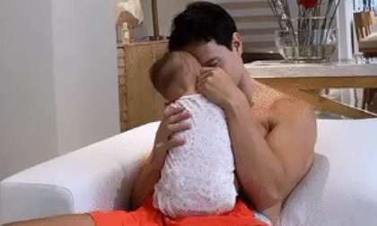 Hà Hồ quay lén khoảnh khắc Kim Lý và con gái Lisa, chỉ một cái cụng đầu cũng khiến fan 'tan chảy'