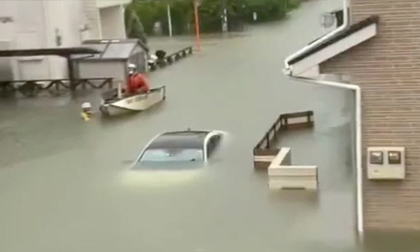 Mưa lũ lớn khủng khiếp 'chưa từng thấy', nước cuốn trôi cả xe tải: Nhật Bản phát cảnh báo mức cao nhất có thể