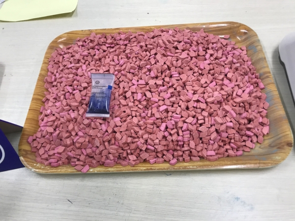 Hơn 30 kg ma tuý nguỵ trang trong viên kẹo socola từ Pháp về TP.HCM - Ảnh 1.