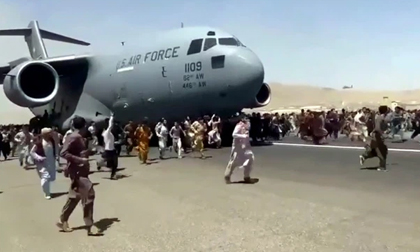 Tổ bay Mỹ kể lại khoảnh khắc kinh hoàng khi sân bay Kabul (Afghanistan) vỡ trận: Nhiều mảnh thi thể được tìm thấy trong càng đáp máy bay