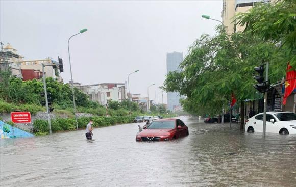 Mưa lớn ở Hải Phòng, nhiều tuyến phố ngập trong biển nước, xe chết máy la liệt - Ảnh 1.