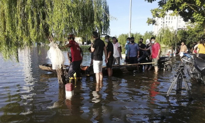 Hải Phòng: Đường ngập lụt sau mưa lớn khiến 2 chị em sẩy chân ngã xuống hồ tử vong