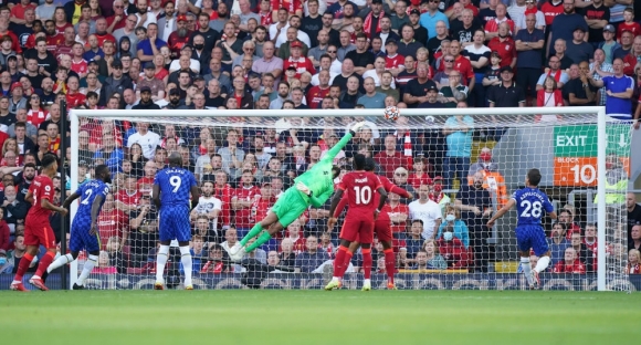 Lĩnh thẻ đỏ gây tranh cãi, Chelsea quật cường đứng vững trước cơn lốc đỏ Liverpool - Ảnh 2.