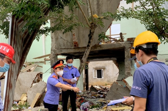Vụ nổ làm sập nhà, 2 người tử vong ở Quảng Nam: Phát hiện thuốc nổ lấy từ bom, có thể do người chồng tự tử? - Ảnh 2.