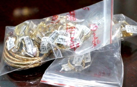 Nữ nhân viên 28 tuổi trộm 2.380 nhẫn vàng của tiệm vàng bị khởi tố - Ảnh 1.