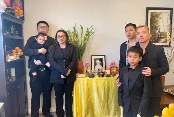 Con gái cùng gia đình đưa tro cốt của cố ca sĩ Phi Nhung về nhà