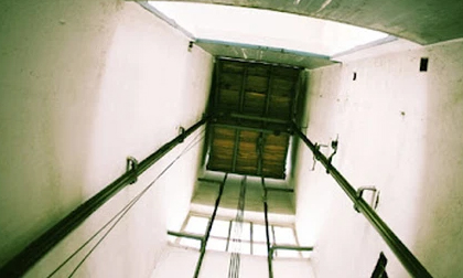 Hà Nội: Bước ra từ thang máy bị kẹt, cô gái 21 tuổi rơi từ tầng 7 xuống đất tử vong