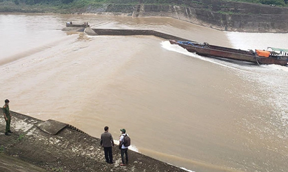 Tàu chở Phó GĐ và cán bộ Sở GTVT Quảng Trị gặp nạn trên sông Thạch Hãn, 1 người bị nước cuốn trôi, 7 người mắc kẹt