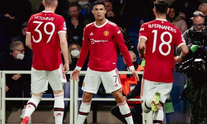 Ronaldo lập cú đúp siêu phẩm, Man United run rẩy giữ được ngôi đầu bảng