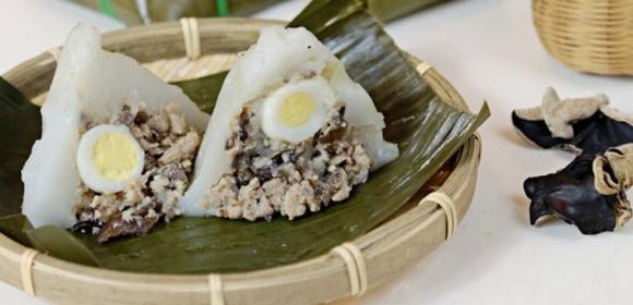 Mẹ đảm trổ tài làm bánh giò ‘thơm nức mũi’ ngon không kém ngoài hàng