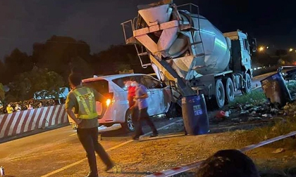 Bình Dương: Tài xế xe bồn bị ô tô 7 chỗ tông tử vong khi dừng đi vệ sinh, thi thể mắc kẹt giữa 2 phương tiện