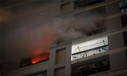 Căn hộ tầng 15 đô thị cao cấp cháy ngùn ngụt trong đêm, hàng trăm người tháo chạy