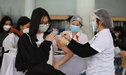Sức khỏe của 33.000 học sinh đầu tiên ở Hà Nội sau tiêm vaccine Covid -19 đều bình thường