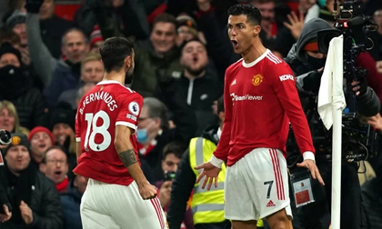 Ronaldo lập cú đúp giúp MU thắng nghẹt thở Arsenal trên sân nhà