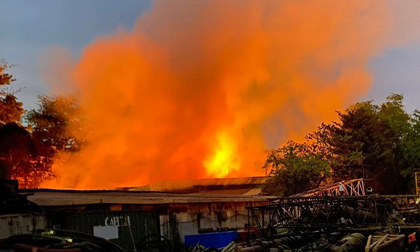 Đang cháy lớn xưởng gỗ ở Sài Gòn, lửa đỏ rực, người dân ôm tài sản tháo chạy
