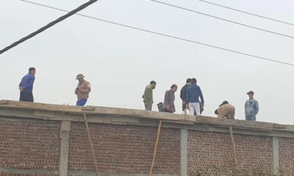 Đứng trên mái nhà đan thép đổ bê tông, 2 công nhân xây dựng bị điện giật thương vong