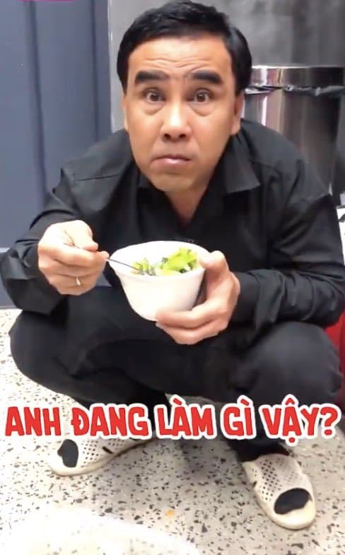 Khoảnh khắc MC Quyền Linh ngồi một góc ăn vội bữa cơm giản dị toàn rau khiến fan xót xa