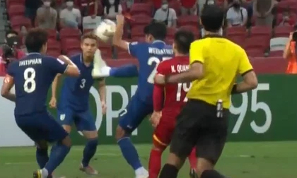 Trọng tài 'cướp trắng' penalty của đội tuyển Việt Nam, Quang Hải gục xuống đau đớn