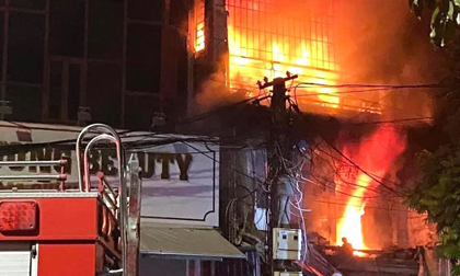 Cháy nhà 3 tầng mặt phố trong đêm, 2 vợ chồng và con nhỏ tử vong thương tâm