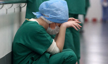 Đất nước 1 tuần ghi nhận 1.000 ca tử vong do COVID-19, bác sĩ: 'Chúng tôi mệt mỏi rồi'