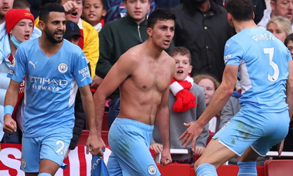 Ngược dòng đánh bại 'hi vọng cuối cùng', Man City gieo sầu cho Premier League