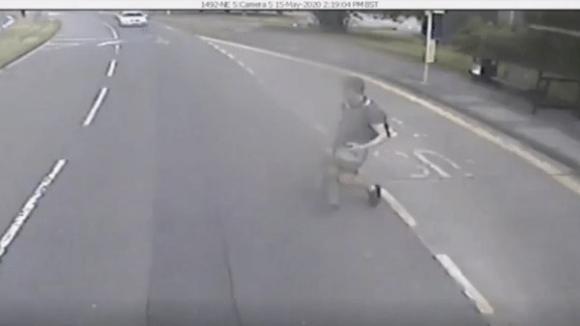Gã đàn ông máu lạnh sát hại cha trước mặt con nhỏ, CCTV vạch trần nguyên nhân phẫn nộ - Ảnh 1.